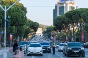 Bulevardi Dëshmorët e Kombit mit blick auf Polytechnische Universität Tirana