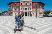 Wir beim Vlore Rathaus