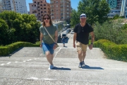 Hinauf zum Lavdi Dëshmorëve të Kombit (Partisanendenkmal und Friedhof)