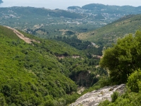 Blick ins ausgetrocknete Flussbett