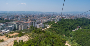 Blick auf Tirana, rechts im Gebüsch der Bunker