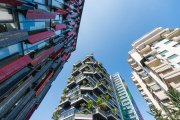 Stadion und Vertical Forest Tirana